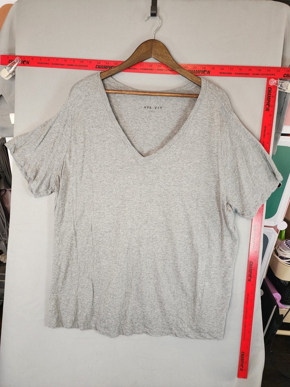 Ava & Viv Light Gray V-Neck Short Sleeve Tee
